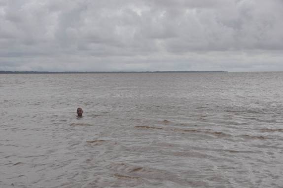 Nadando no rio Maroni, fronteira com o Suriname, em Yalimapo, região de Mana, na Guiana Francesa